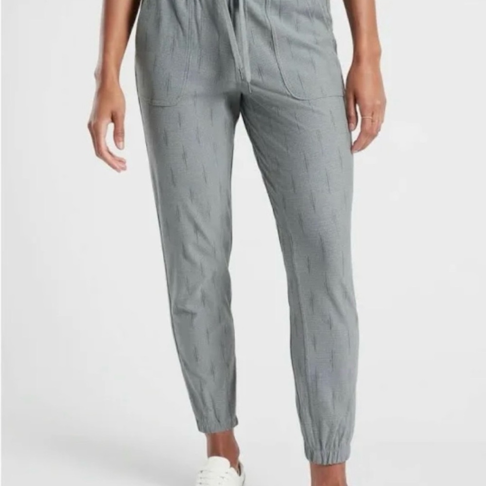 - Athleta Farallon Printed Jogger in Spliced Magic
Metropolis Grey